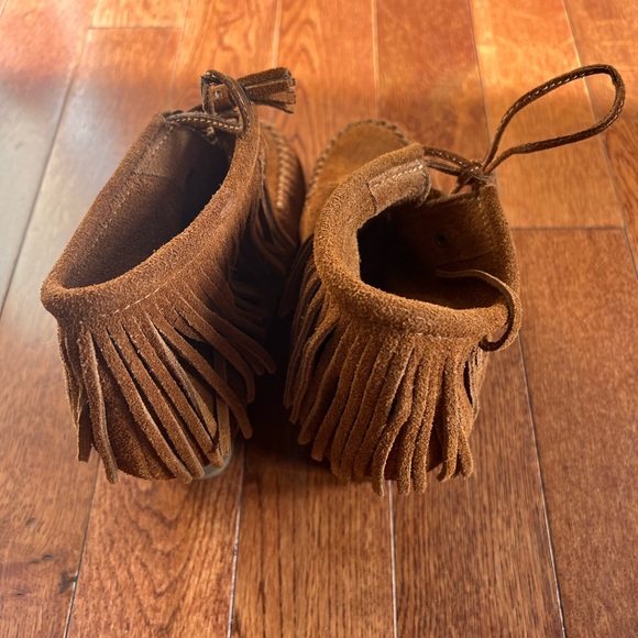 Minnetonka Suede Leather Fringe Wedge Shoe Ankle Boot Size 9 - Picture 5 of 6